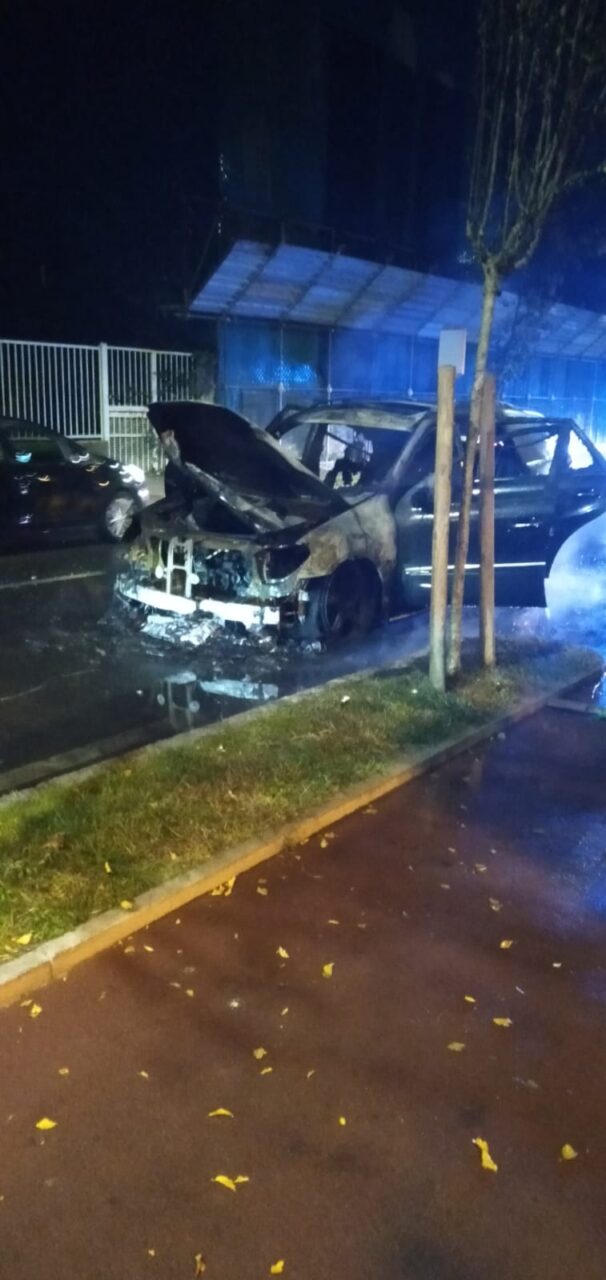 L’auto si incendia mentre sta guidando