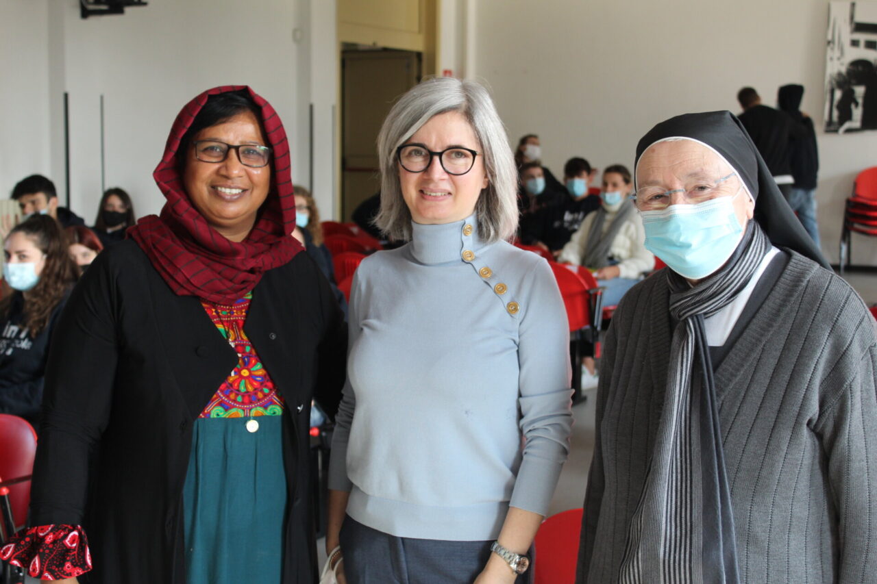 Suora fuggita da Kabul incontra gli studenti