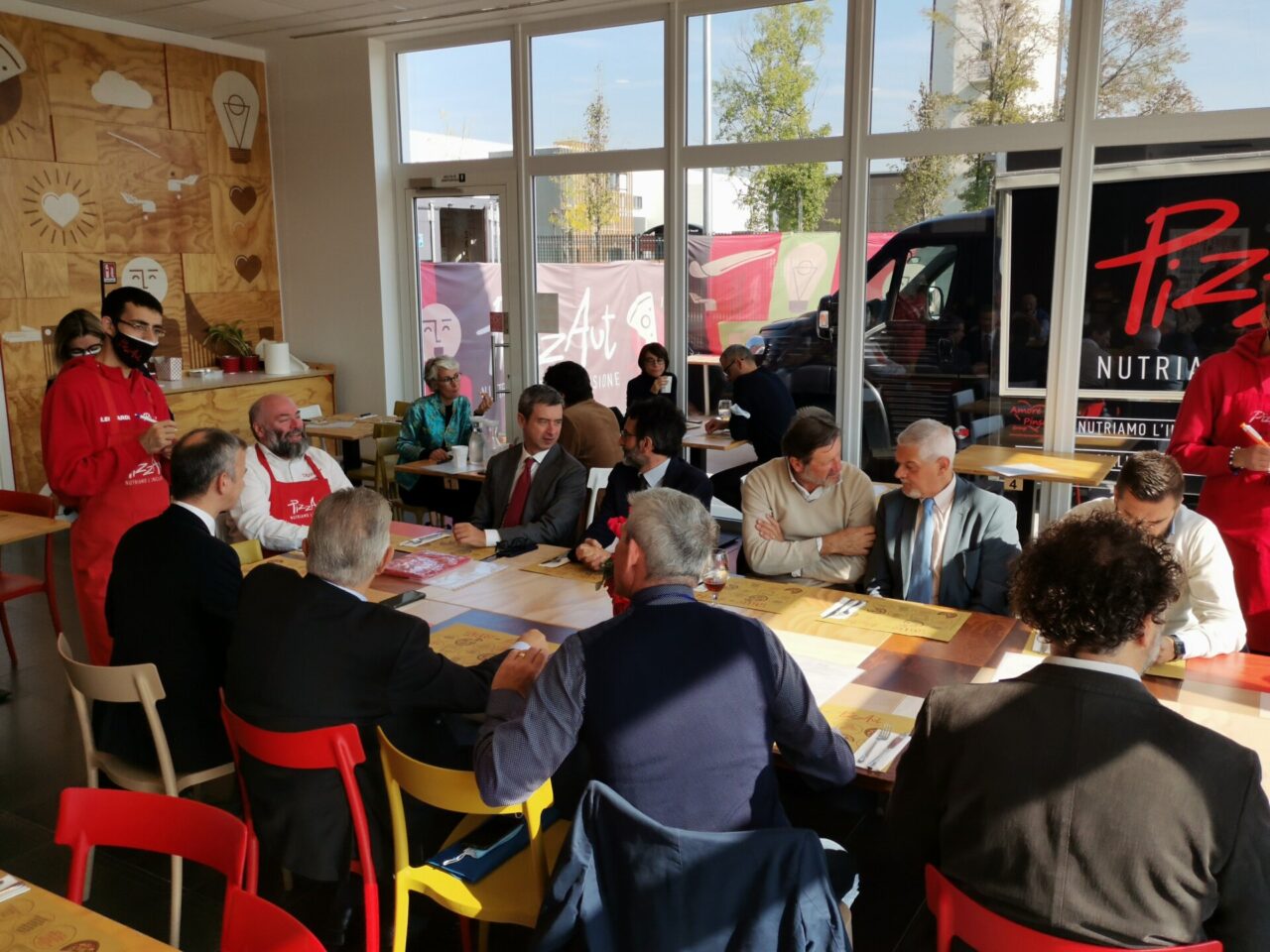 Il ministro del Lavoro Andrea Orlando a pranzo da PizzAut