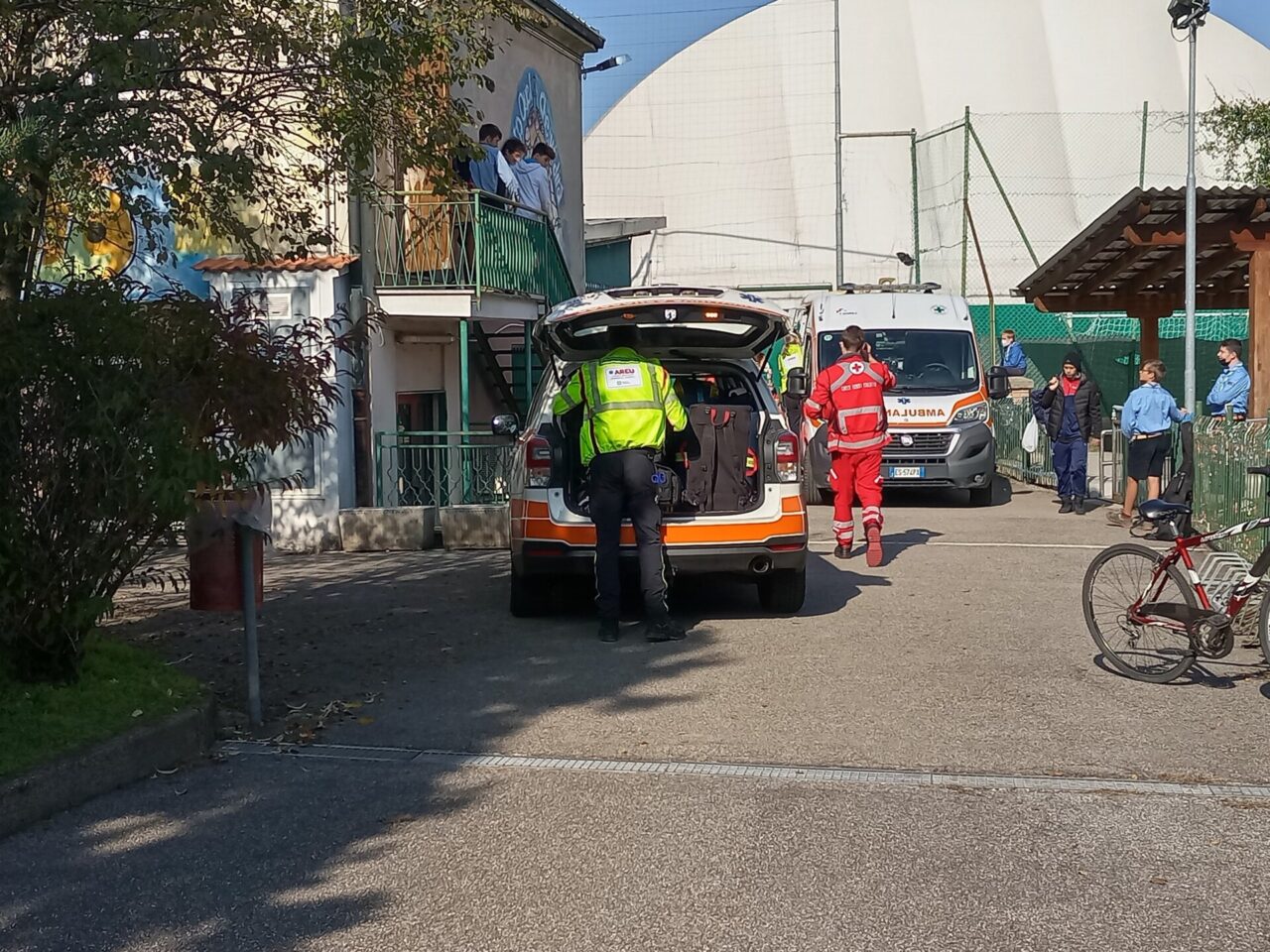 Scontro di gioco, ambulanza e automedica in oratorio