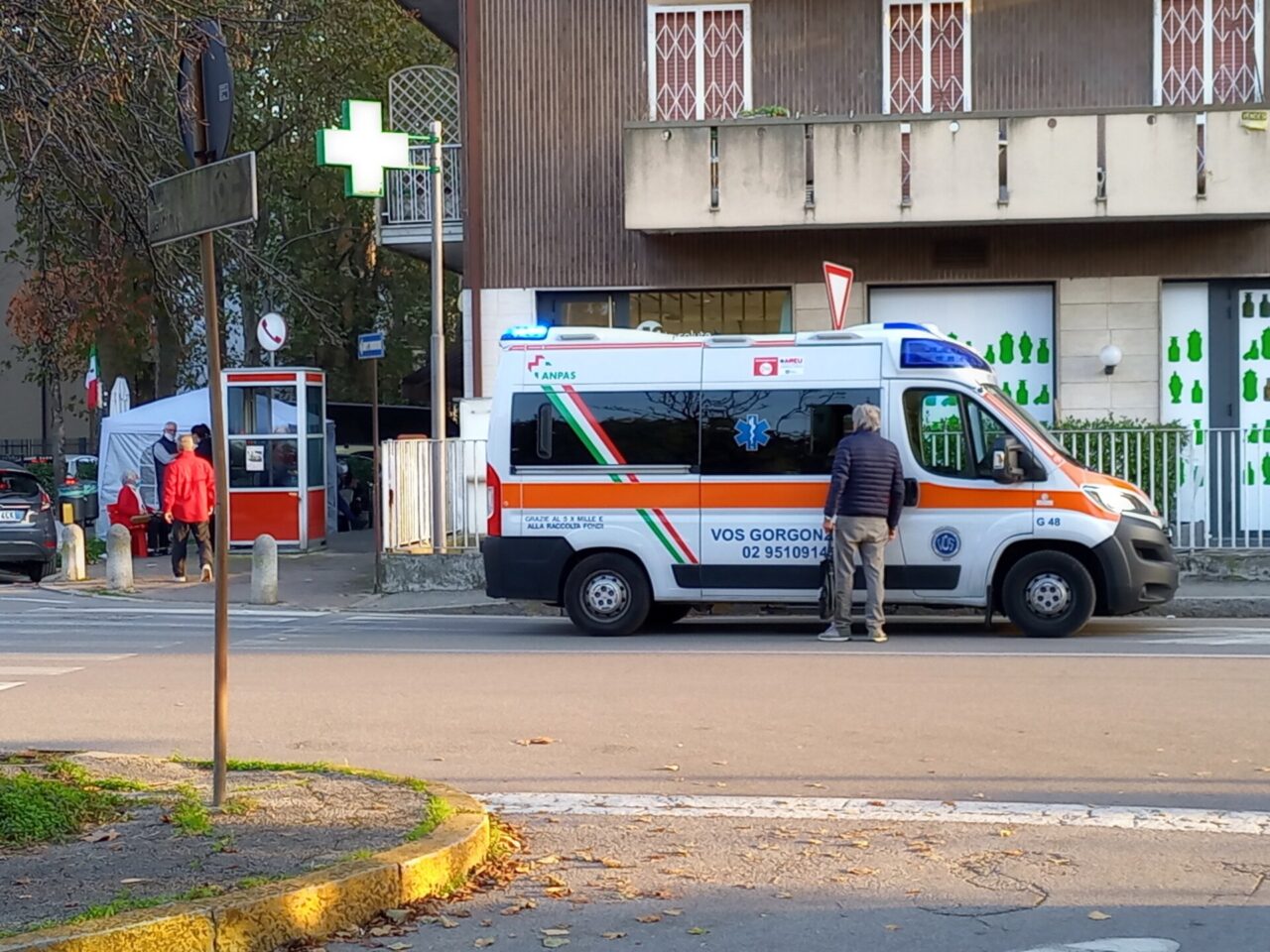 Si sente male mentre sta guidando, ma riesce a fermarsi davanti alla farmacia