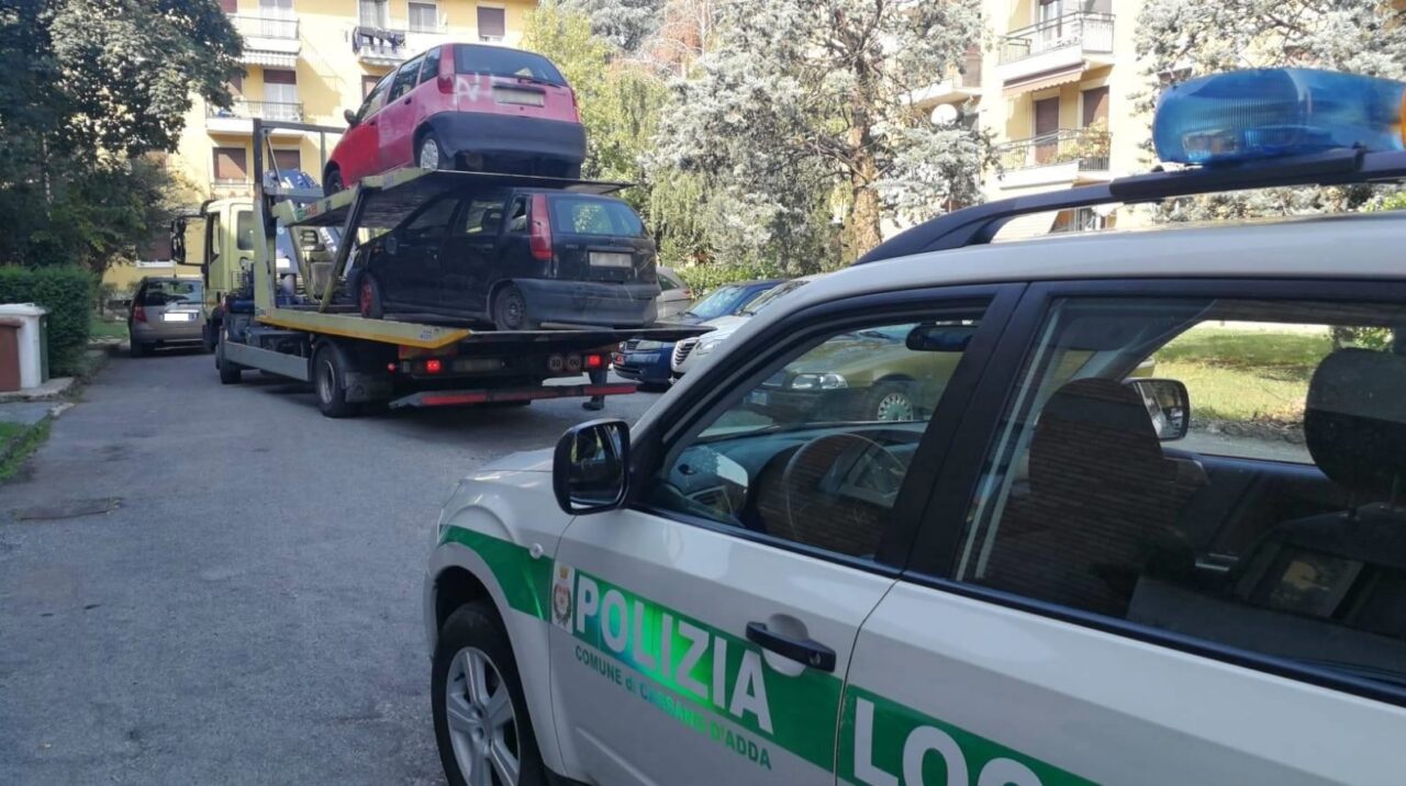 Rimosse le carcasse di auto abbandonate da anni nei parcheggi Aler