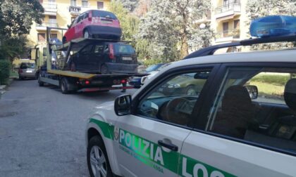 Rimosse le carcasse di auto abbandonate da anni nei parcheggi Aler