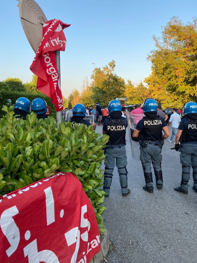 Dopo le proteste e le violenze, i licenziamenti: a casa 40 operai