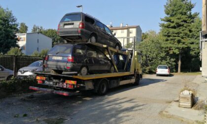 Stranieri abbandonano le auto e tornano nel loro Paese: i costi di demolizione li deve pagare il Comune