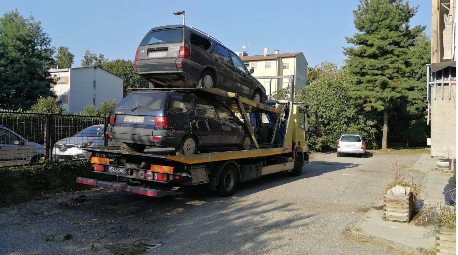 Rimosse carcasse di auto abbandonate a Cassano d'Adda