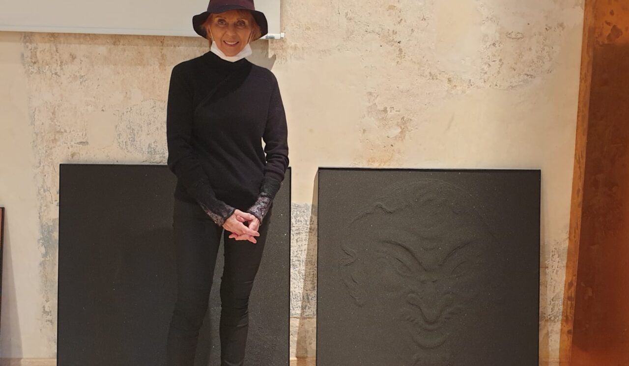 Valérie Rauchbach, l’artista della sabbia, espone a Cassina de’ Pecchi