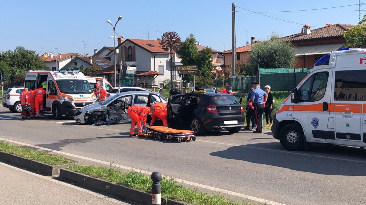 Maxi incidente sulla Provinciale. Vigili del fuoco, tre ambulanze e automedica