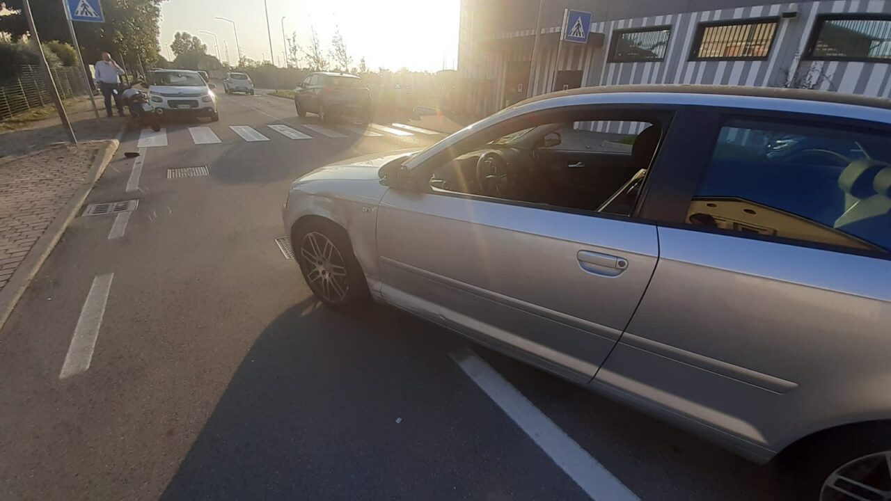 Diciassettenne in moto va contro un’auto e finisce in ospedale