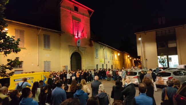 La commemorazione di Simone Stucchi il giorno dopo la morte nella piazza del Comune di Vimercate