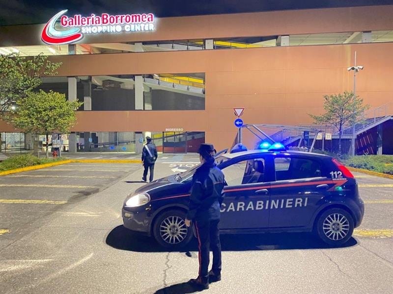 Sequestra l’ex fidanzata e la minaccia con una chiave inglese. Arrestato un 32enne