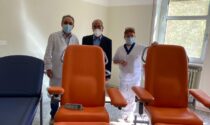 Ex paziente oncologica dona lettini e una poltrona all'Uboldo di Cernusco sul Naviglio