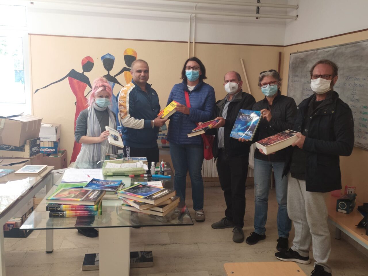 Banca del tempo dona ottocento libri a un Centro di accoglienza migranti