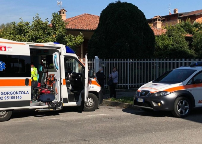 Ha un malore e sviene, cinquantenne soccorsa in strada
