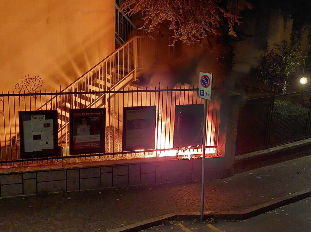 Incendio in un sottoscala a Cassano d’Adda, intervengono i pompieri