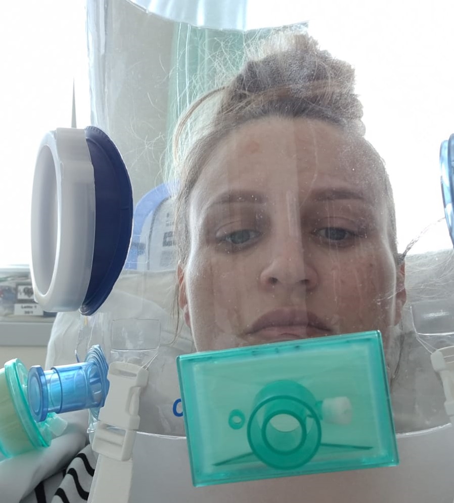 Ha il Covid in gravidanza, partorisce d’urgenza e sta in coma per tre settimane: miracolata
