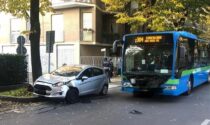 Incidente tra autobus e una macchina, ferite quattro persone