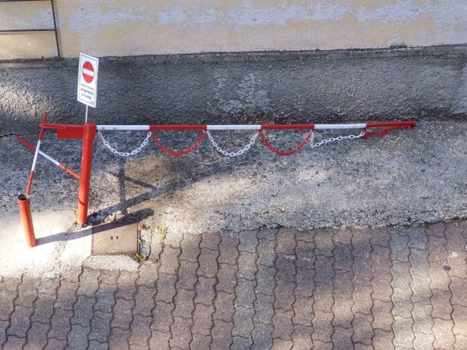 Il camion dei rifiuti abbatte la sbarra del palazzo, scappa, ma viene visto. Rimborso negato per un cavillo