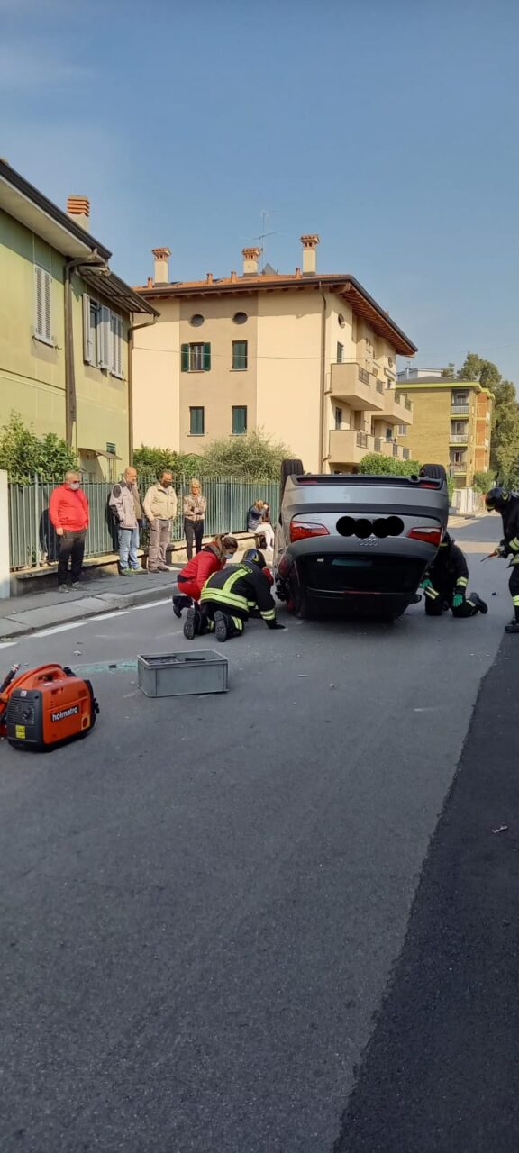 Un’auto si ribalta, a Melzo arrivano i Vigili del fuoco