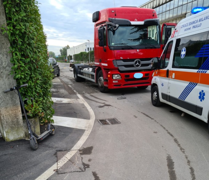Si schianta contro un camion con il monopattino elettrico: ferita e… multata
