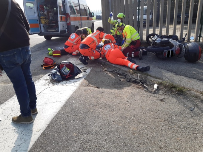 Incidente in moto per una ragazza, arriva l’elisoccorso