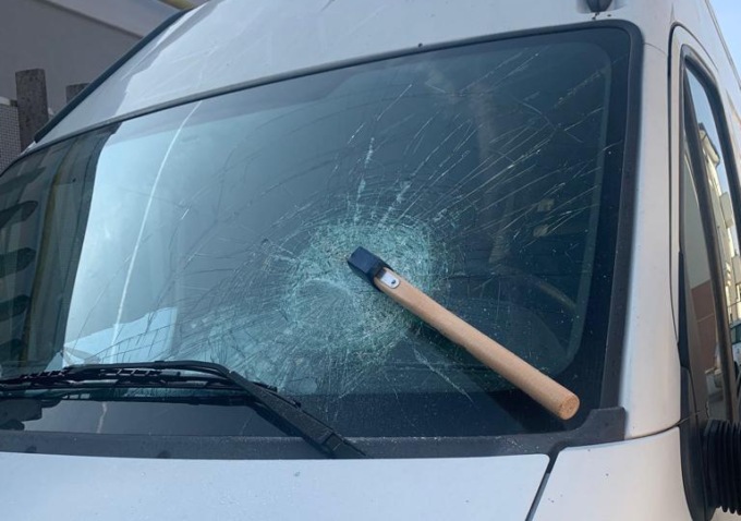 Ascia conficcata nel parabrezza del furgone. Gesto intimidatorio a Brugherio