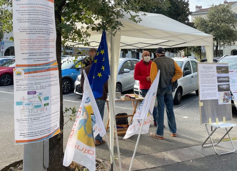Un gazebo in piazza per chiedere lo stop ai mezzi pesanti