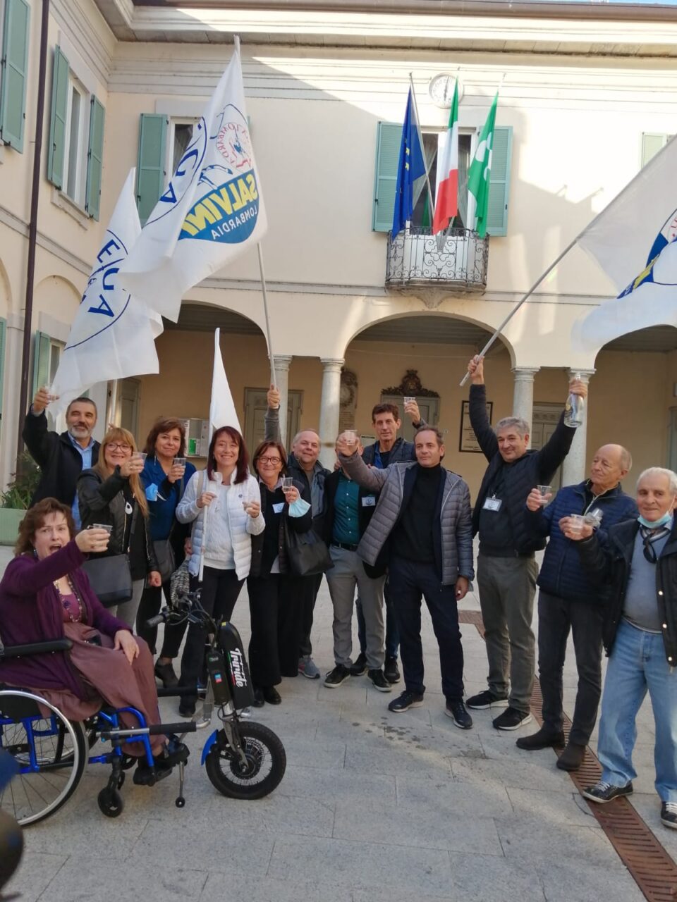 Elezioni a Cassano d’Adda: brindisi davanti al Comune per il neo sindaco Fabio Colombo