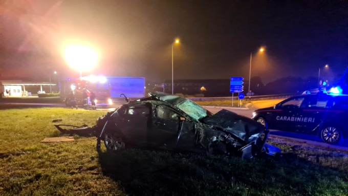 Si ribalta in Jaguar sulla Padana: morto un 51enne