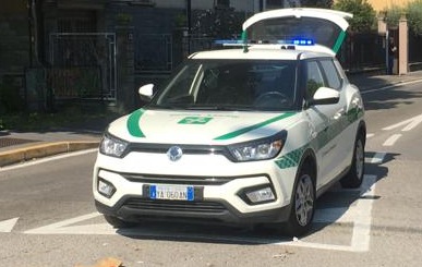 Investe una ragazza che attraversa la strada e scappa: denunciato pirata