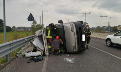 Anziano si ribalta col furgone, intervengono i Vigili del Fuoco