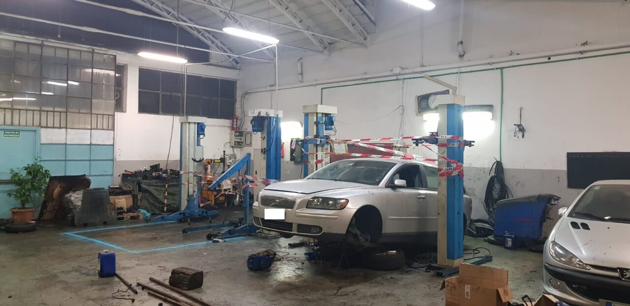Scoperta officina per auto completamente abusiva, con tanto di dormitorio
