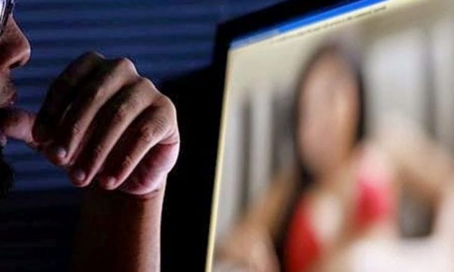 Le ruba il telefono con foto intime e la ricatta: 23enne arrestato a Pioltello