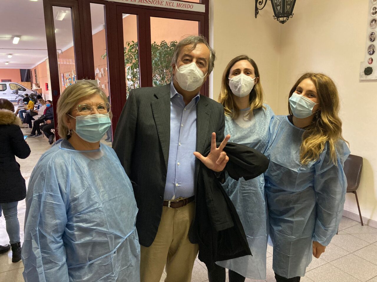 Roberto Burioni sceglie il centro vaccinale di Vimodrone per la sua terza dose