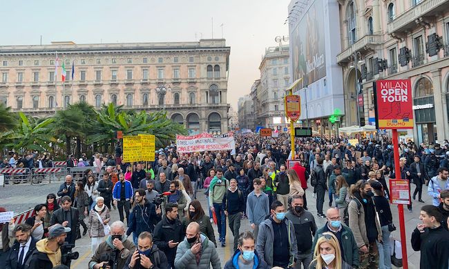 Manifestazione No Green Pass. Tra i fermati anche un 19enne di Gessate