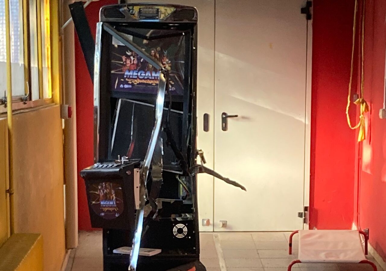Rubano una slot in un bar e la trascinano dentro la scuola per svuotarla dei soldi