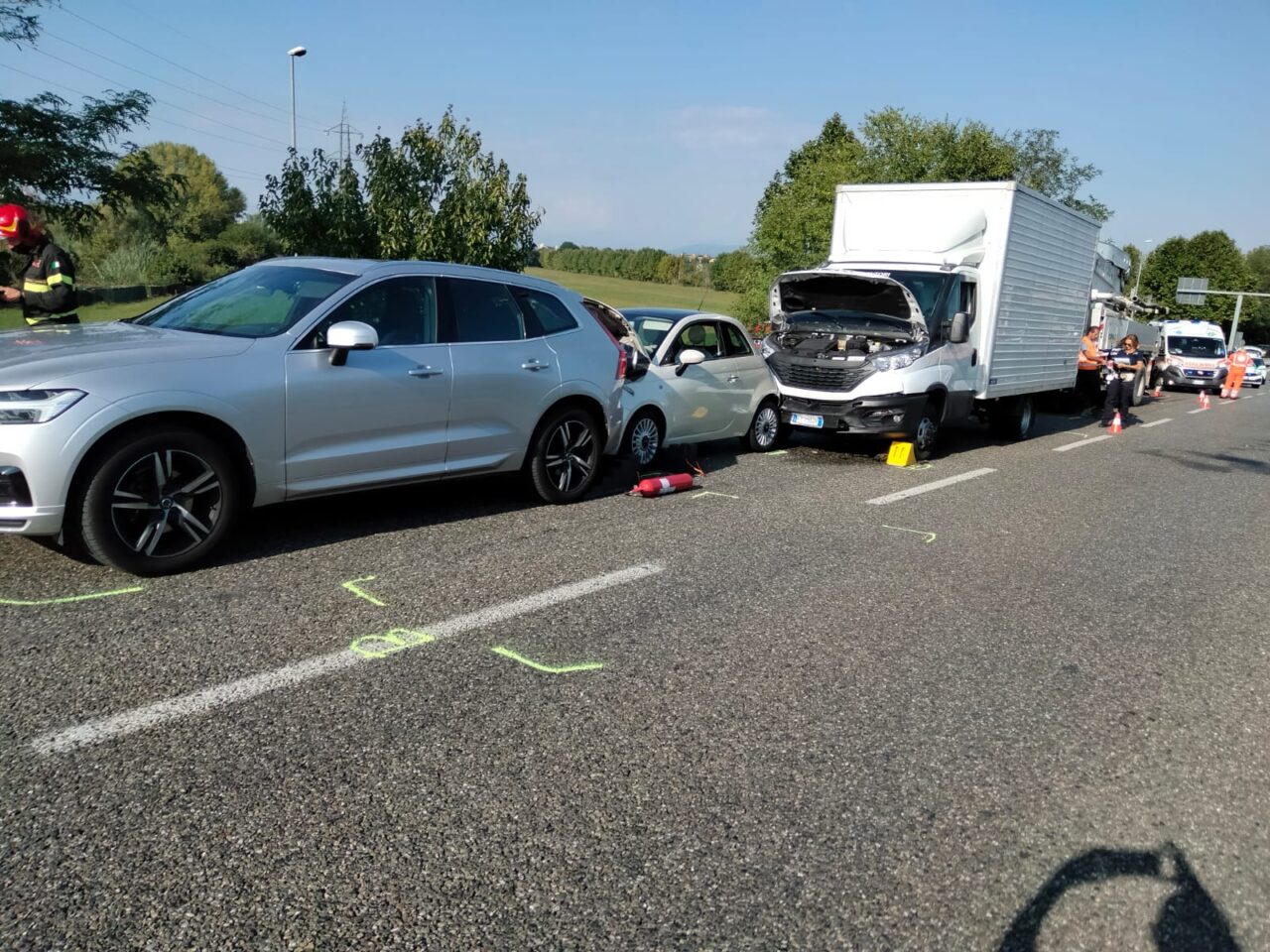 Maxi tamponamento anche con mezzi pesanti: otto coinvolti e quattro feriti