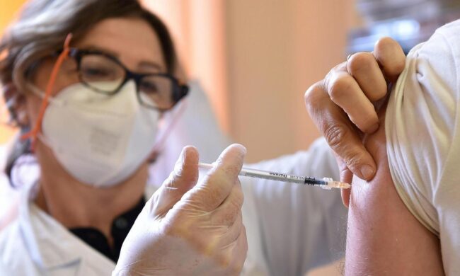 Vaccinazioni anche di notte per fronteggiare la variante Omicron