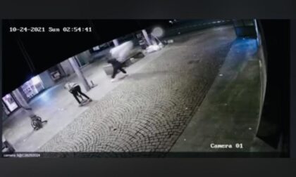 Sindaco pubblica il video dei vandali che scagliano gli ombrelloni dei bar come giavellotti