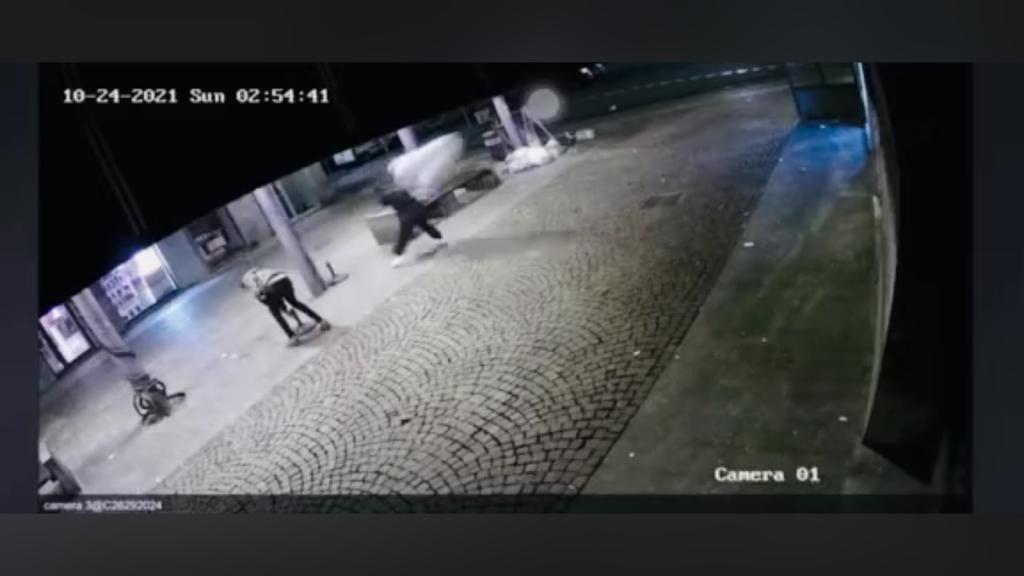 Sindaco pubblica il video dei vandali che scagliano gli ombrelloni dei bar come giavellotti
