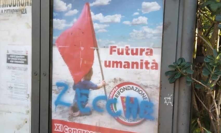“Zecche” e una stella di Davide: vandali antisemiti danneggiano la bacheca di Rifondazione