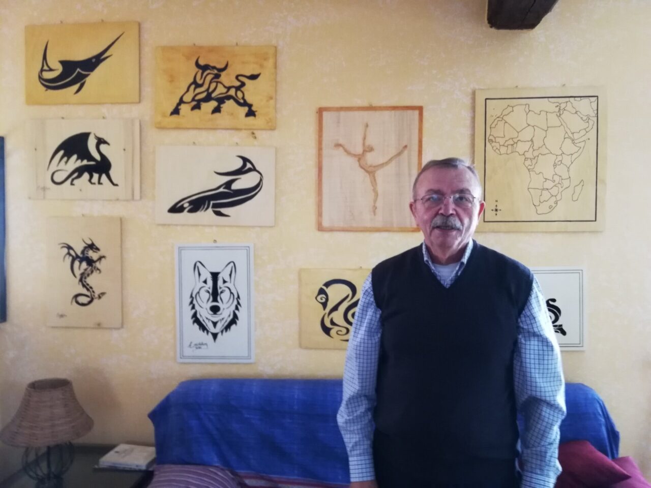 L’ex chirurgo che realizza quadri con bisturi e Betadine