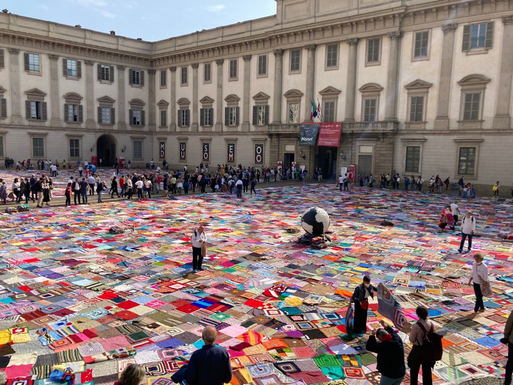 Migliaia di coperte fatte a mano per dire “no” alla violenza sulle donne
