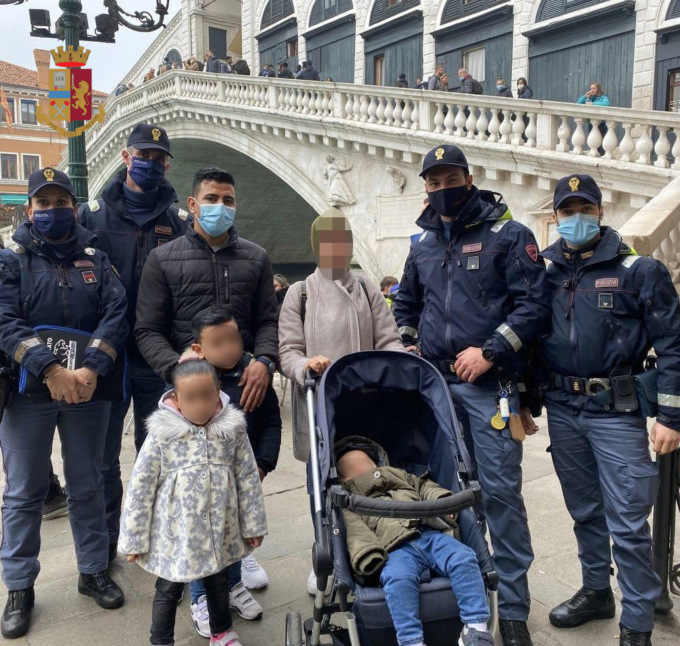 Bimbo si perde tra i turisti a Venezia: ritrovato dalla Polizia