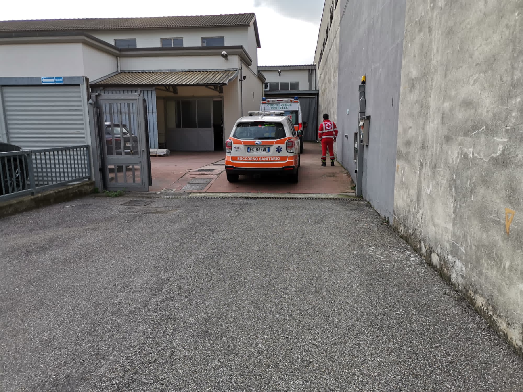 Operaio cade da 3 metri di altezza. Ambulanza e automedica a Cernusco ...