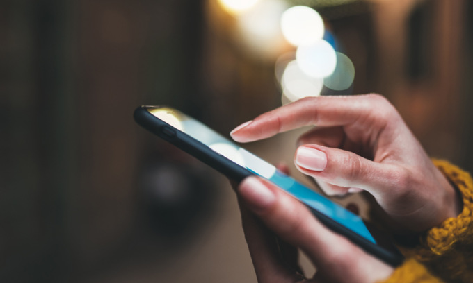 Uso smodato degli smartphone durante il Consiglio, è polemica