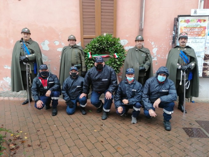 IV Novembre vintage a Grezzago, fra uniformi d’epoca, tricolori e la banda militare