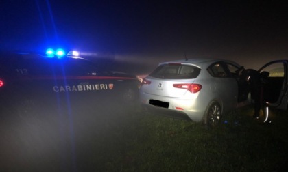 Due auto rubate in fuga, Carabinieri all'inseguimento nei campi di Truccazzano