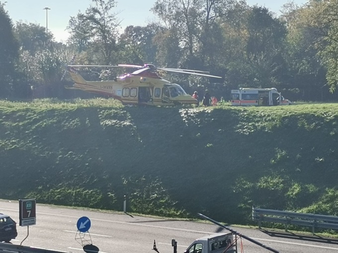 Incidente in tangenziale, motociclista in codice rosso