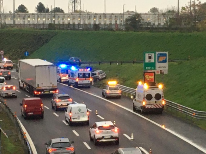 Ribaltamento in Tangenziale  Est sette persone coinvolte. Traffico difficoltoso